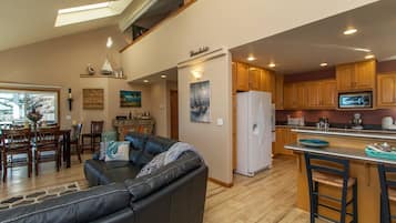 智能电视、壁炉、DVD 播放器、乒乓球