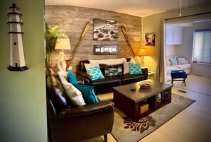 Smart-tv, dvd-afspiller, bøger, videobibliotek