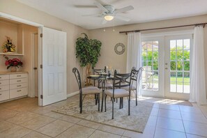 Dining - Breezy Villa - Minutes to Beaches - Fenced Yard - Pets Welcome - WiFi (Venice)