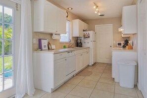 Fridge, microwave, oven, stovetop - Breezy Villa - Minutes to Beaches - Fenced Yard - Pets Welcome - WiFi (Venice)