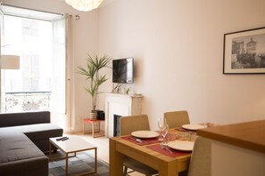 Dining - Family-friendly apartment in an authentic neighborhood and its open market (Nice)