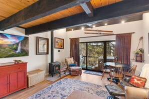 TV, fireplace, DVD player, video library - A/C, Pool, Private Hot Tub, 3-levels, Renovated, On Free City Bus Route (Steamboat Springs)