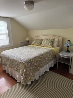 4 bedrooms, iron/ironing board, travel cot, free WiFi - 
Walk to Everything/Large Fenced Yard/Enclosed Front Porch/Central Air (Charlevoix)