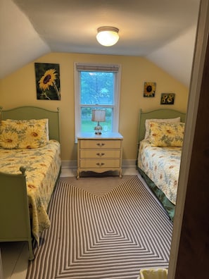 4 bedrooms, iron/ironing board, travel crib, free WiFi - 
Walk to Everything/Large Fenced Yard/Enclosed Front Porch/Central Air (Charlevoix)