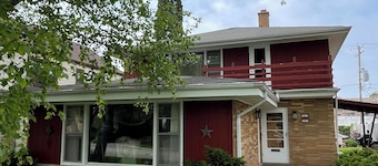 Sunny Upper Flat in Shorewood. Great location, great community!