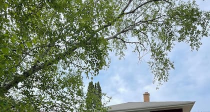Sunny Upper Flat in Shorewood. Great location, great community!