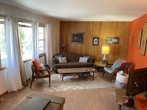 Sonnige obere Wohnung in Shorewood. Tolle Lage, tolle Community!