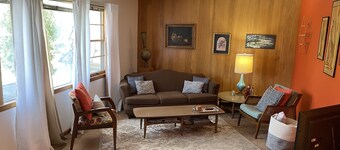 Sunny Upper Flat in Shorewood. Great location, great community!