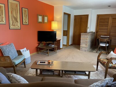 Sunny Upper Flat in Shorewood. Great location, great community!