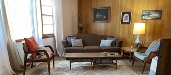 Sunny Upper Flat in Shorewood. Great location, great community!