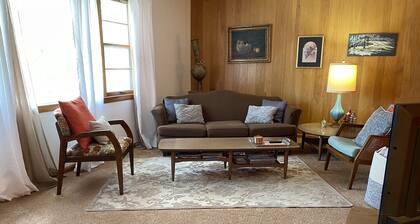 Sunny Upper Flat in Shorewood. Great location, great community!