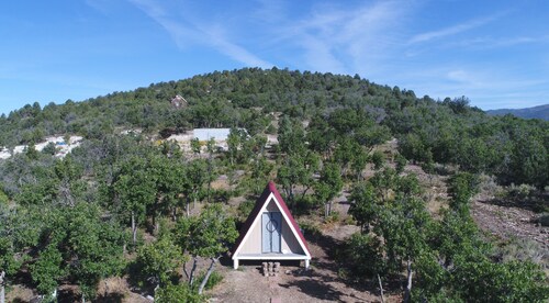 Pieni A-kehys ja 6 hehtaarin laajuinen vuoristoon.