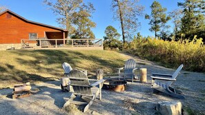 Property grounds - Hilltop Getaway: Luxury Hilltop Cabin on 3 acres - Kayaks, Campfire, Stargazing! (Smithville)