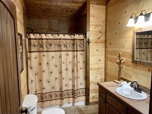 Combined shower/bathtub, hair dryer, towels, toilet paper - Hilltop Getaway: Luxury Hilltop Cabin on 3 acres - Kayaks, Campfire, Stargazing! (Smithville)