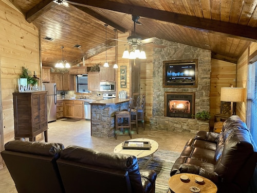 Hilltop Getaway: Luxury Hilltop Cabin on 3 acres - Kayaks, Campfire, Stargazing!