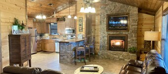 Hilltop Getaway: Luxury Hilltop Cabin on 3 acres - Kayaks, Campfire, Stargazing!