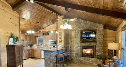 Hilltop Getaway: Luxury Hilltop Cabin on 3 acres - Kayaks, Campfire, Stargazing!