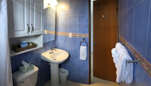 Sèche-cheveux, serviettes fournies, savon, papier toilette