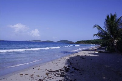 Spectacular estate seclusion with ocean views near Zoni Beach/AC/Wifi/Sat TV