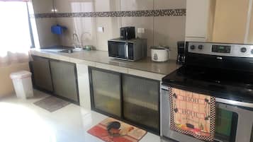 Frigorifero, microonde, forno, piano cottura