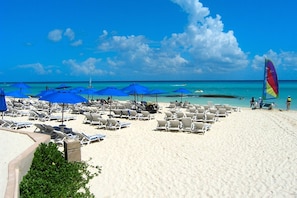 Chaises longues, serviettes de plage