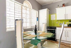 Fridge, microwave, stovetop, coffee/tea maker - Ocho Rios Luxury 1 Bed Modern Appartment With Wifi/Pool/AC (Ocho Rios)