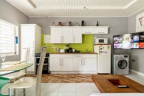 Fridge, microwave, stovetop, coffee/tea maker - Ocho Rios Luxury 1 Bed Modern Appartment With Wifi/Pool/AC (Ocho Rios)