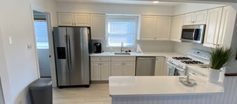 4 BDRM with pool, beach block Steps to beach, walk to Bay village,Fantasy Island