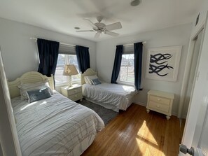 4 bedrooms, desk, WiFi, wheelchair access