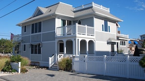 Une maison à deux étages avec un balcon et une véranda.