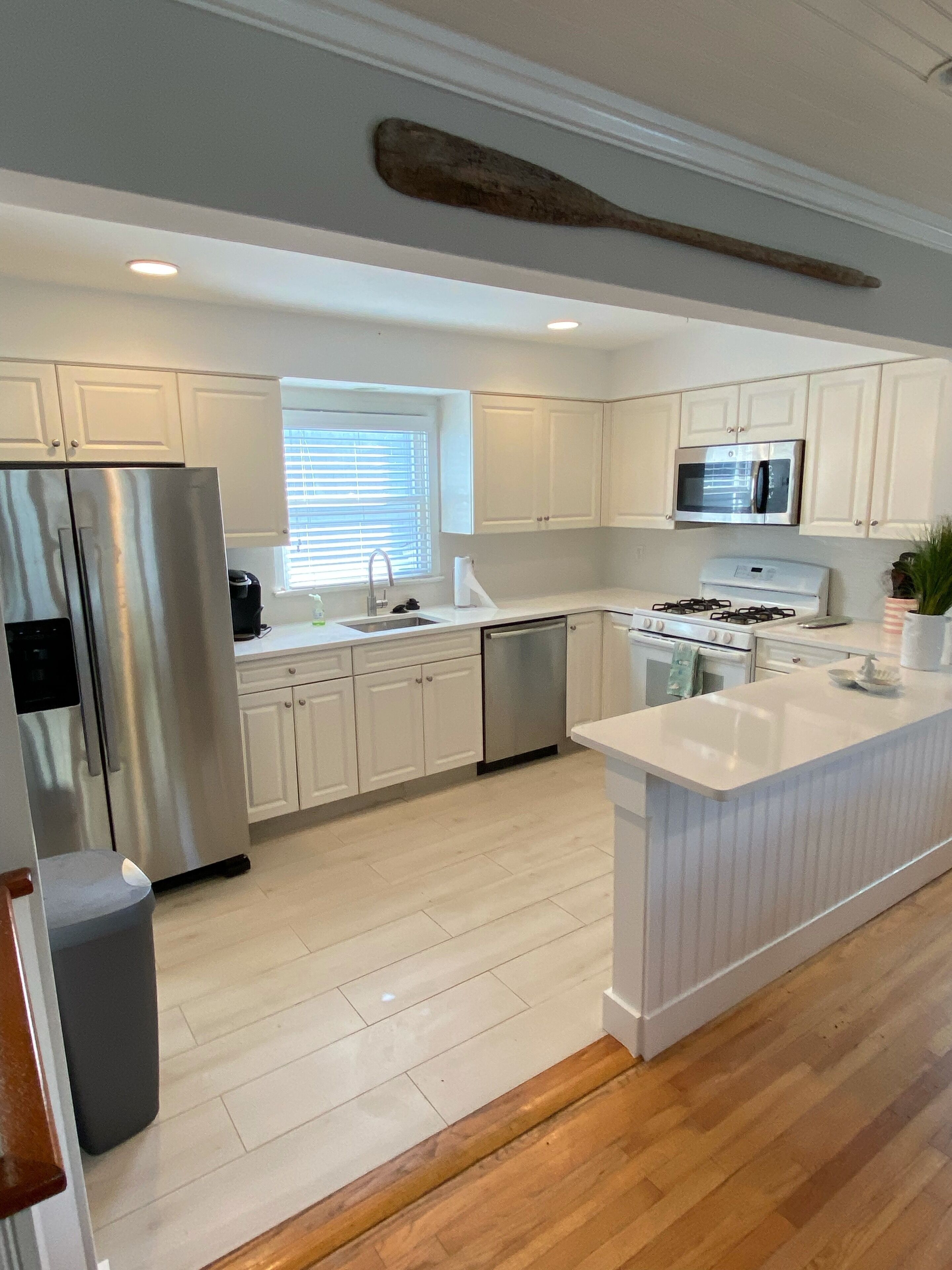 Jääkaappi, mikroaaltouuni, uuni, liesi