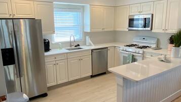 Jääkaappi, mikroaaltouuni, uuni, liesi