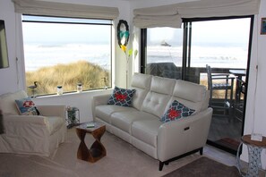 Smart TV, Netflix, books, streaming services