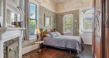 The Victorian Secret - St. Peter House - Downtown, Entire House! New Reno!