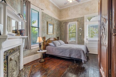 The Victorian Secret - St. Peter House - Downtown, Entire House! New Reno!