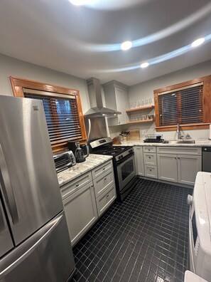 Refrigerador, microondas, horno y parrilla de estufa 