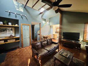 Una Smart TV, una chimenea, libros, un reproductor estéreo