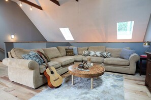 Una Smart TV, una chimenea, libros, un reproductor estéreo