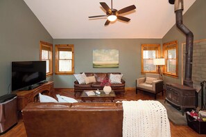 Una Smart TV, una chimenea, libros, un reproductor estéreo