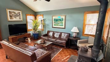 Smart TV, books, stereo, offices