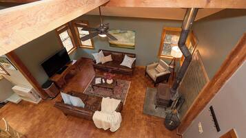 智能電視、壁爐、書籍、音響