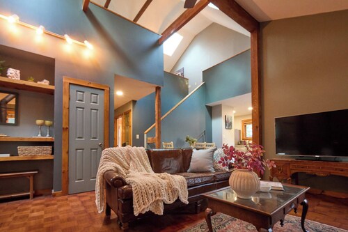 Private Cozy Home ~ Hot Tub ~ All Yours ~ In town ~ fenced in yard ~Pets welcome