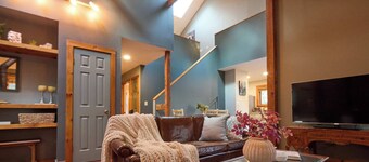 Private Cozy Home ~ Hot Tub ~ All Yours ~ In town ~ fenced in yard ~Pets welcome