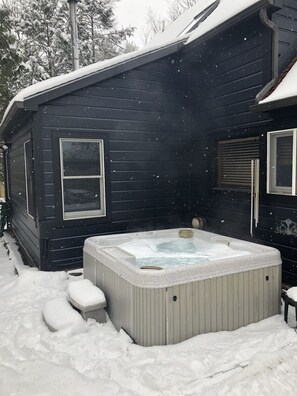 Outdoor spa tub - Private Woodstock Retreat • In Town • Hot Tub • Dog Friendly (Woodstock)