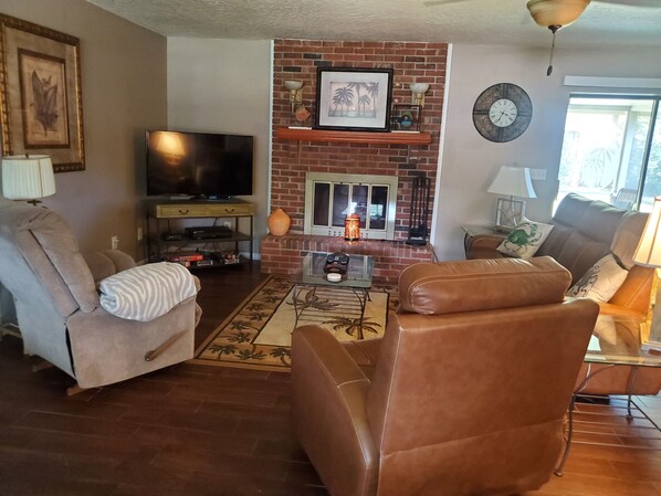 Smart TV, fireplace, DVD player, books