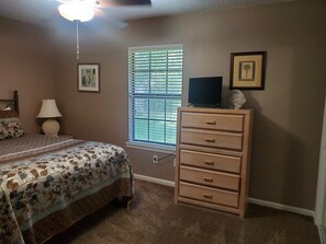 3 bedrooms, in-room safe, desk, iron/ironing board