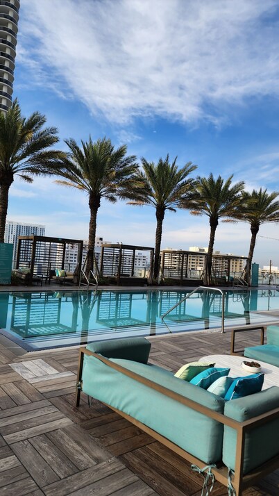 LYFE RESORT, OCEANFRONT BDG. ROOFTOP POOL & RESTAURANT, WATER VIEWS GUARANTEED
