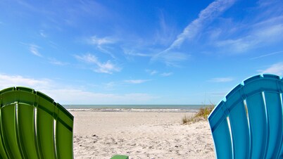  BEACH COTTAGE with PORCH /60 SECONDS TO THE WATER