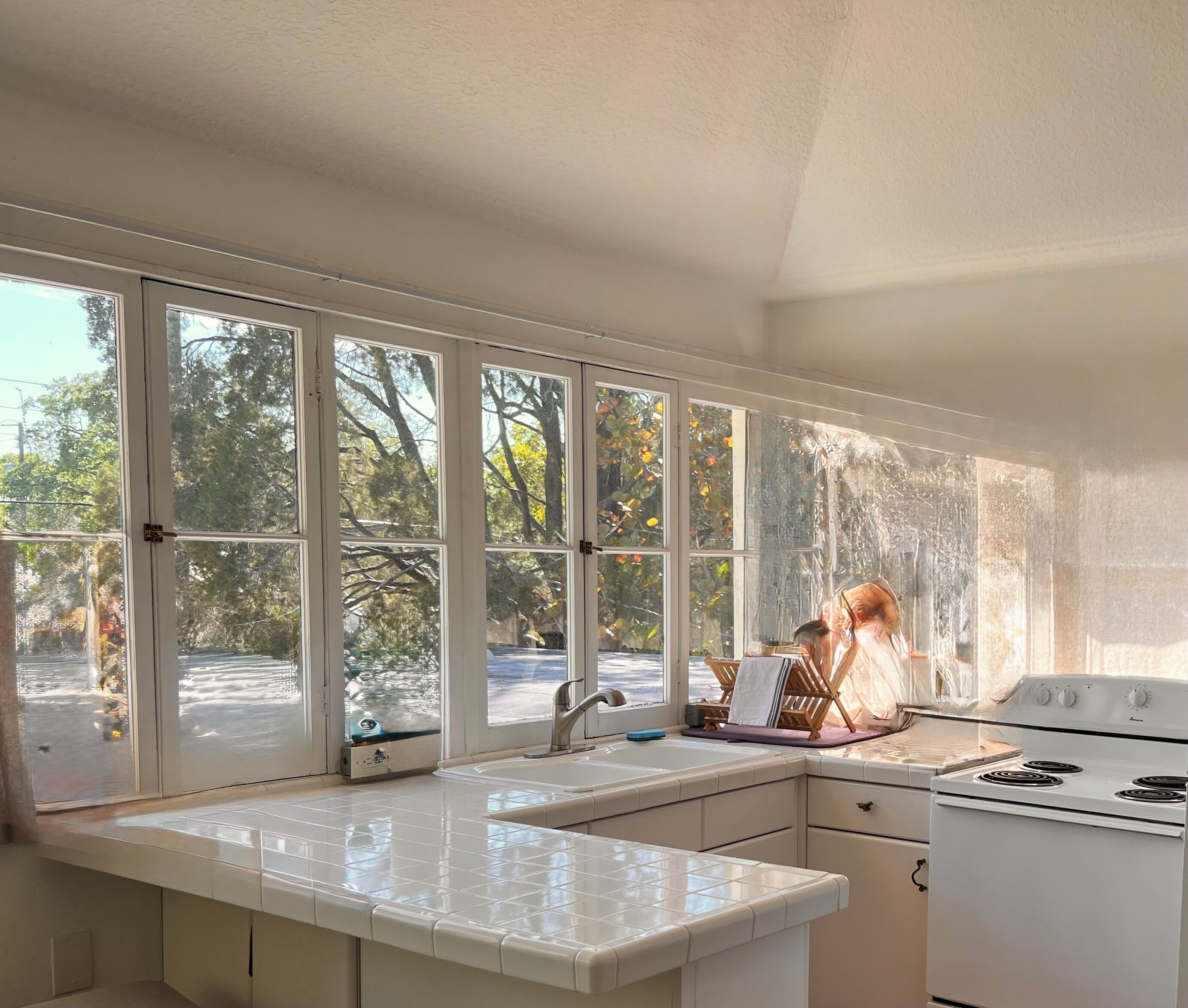 冷蔵庫、電子レンジ、オーブン、コンロ