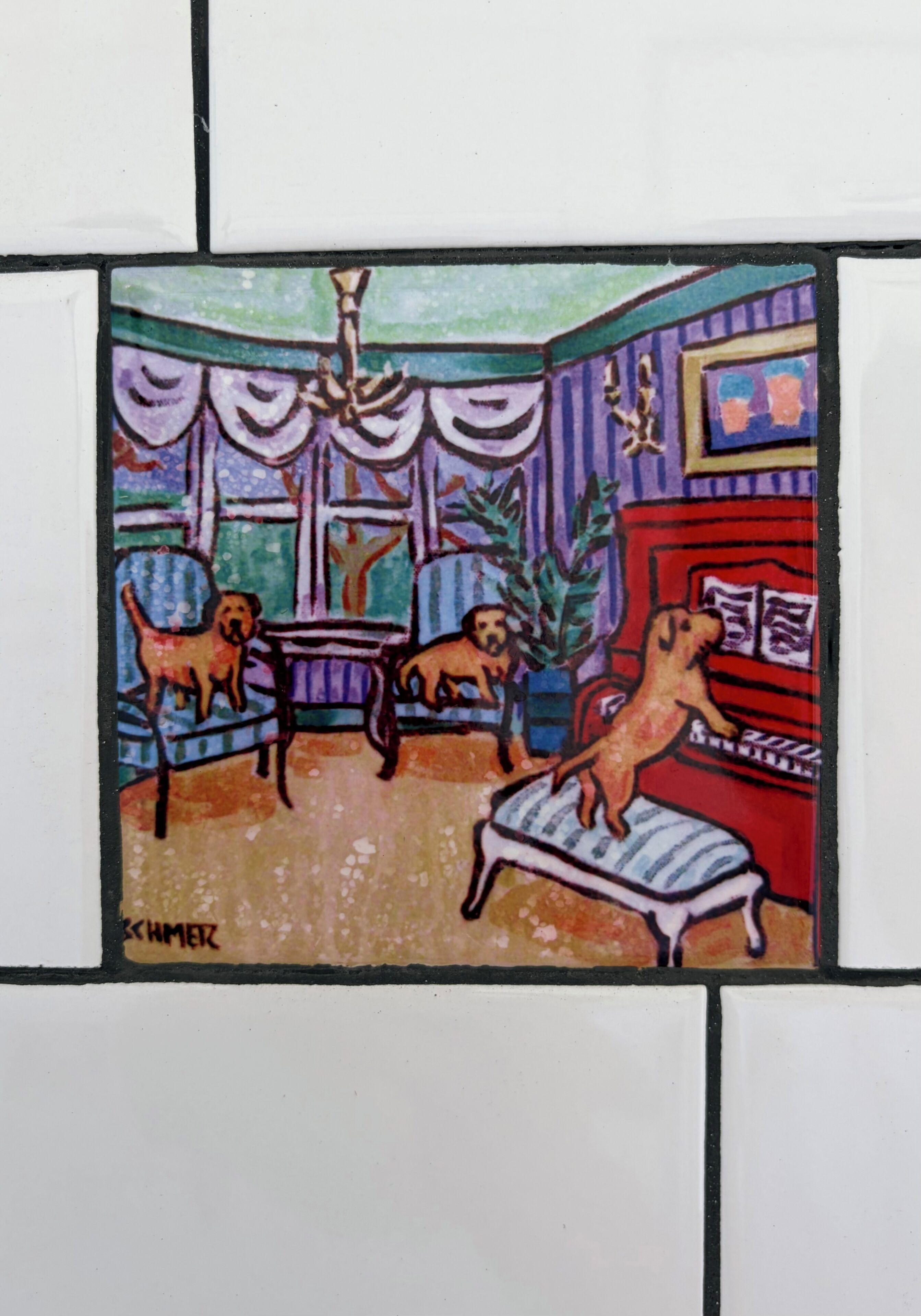 Una habitación con un piano, dos perros, un sofá y una mesa.